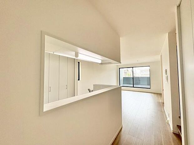 キッチンからはリビングが一望でき、小さい子供さんも目が行き届きますね。全居室フローリングですのでお掃除もらくらくです!