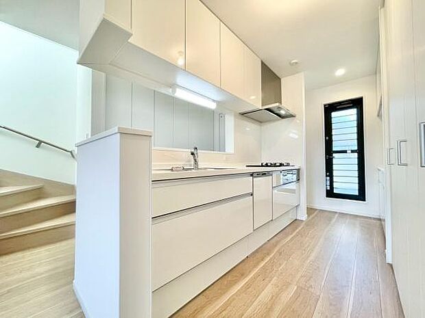 本を読みながら料理をしたり、家族とコミュニケーションを取りながら家事をしたり。毎日必ず使い、案外長い時間を過ごす場所だからこそ妥協したくない部分ですね♪