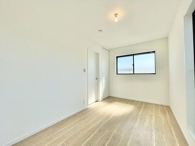 大きな窓からたっぷりの日差しが降り注ぐ明るい室内です。気持ちの良い朝日を受けて、目覚めの良い健康的な朝を迎えられそうです。