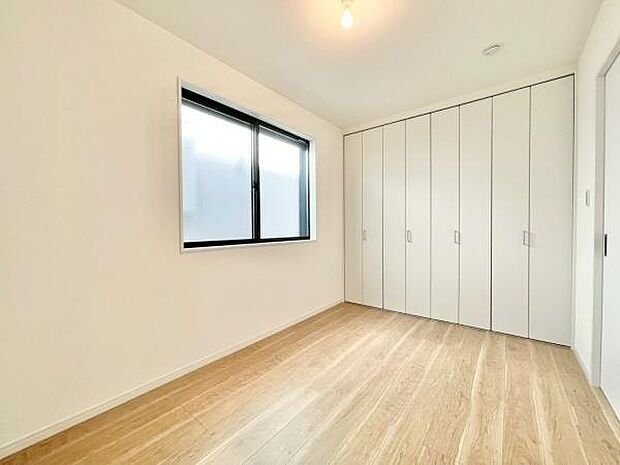 ベッドや机の配置もしやすく好きなものを飾る楽しみもあるお部屋♪お好みの部屋を自由につくることができます！