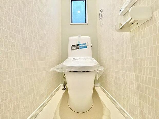 節水型でエコなトイレには、今では当たり前のウォシュレット付き。便座を温める機能付き！1階2階どちらにもトイレがあるって本当に便利ですね。