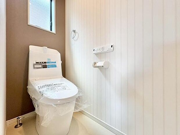 窓があるので、換気しやすく匂いもこもりません♪暗くなりがちなトイレも明るいですよ♪