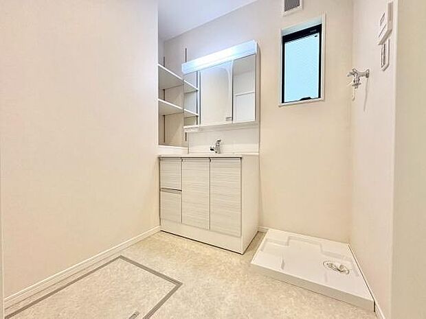 ゆとりの洗面スペースで朝の身支度も快適スムーズに。3面鏡で髪のセットやお化粧もストレスなくこなせ、朝から気分良く通勤通学に向かえそうですね！鏡の裏にはたっぷりと収納スペースを標準装備！
