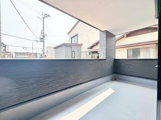 物干しセットを追加すれば、一度にたくさんのお洗濯物が干せるのが魅力！テーブルセットを広げ、夕涼みを楽しみながら一杯呑むのも楽しいかも…