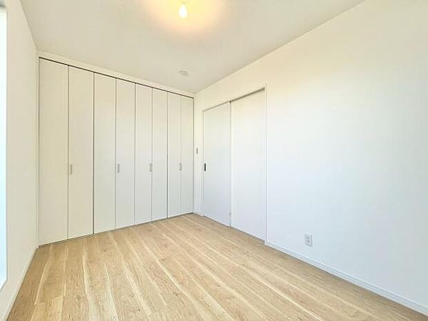 全居室には収納を完備！普段使いのお洋服や小物はもちろん、季節物のお洋服などもしっかりと整理整頓おしまい頂けます。居室空間をより広く隅々までお使いいただけますね♪