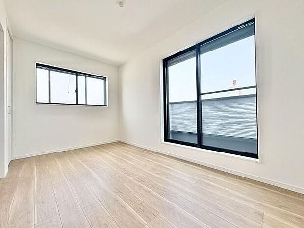 光が沢山取り込める大きな窓。2面採光なので、日差しを長時間受ける事が出来る暖かいお部屋です。