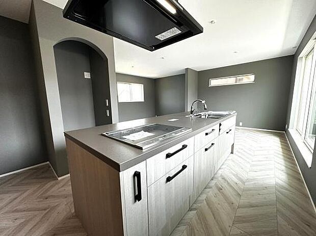 ※当社施工例見せるキッチン。ダイニングとの空間のつながりが、スペースのゆとりを生み出します♪