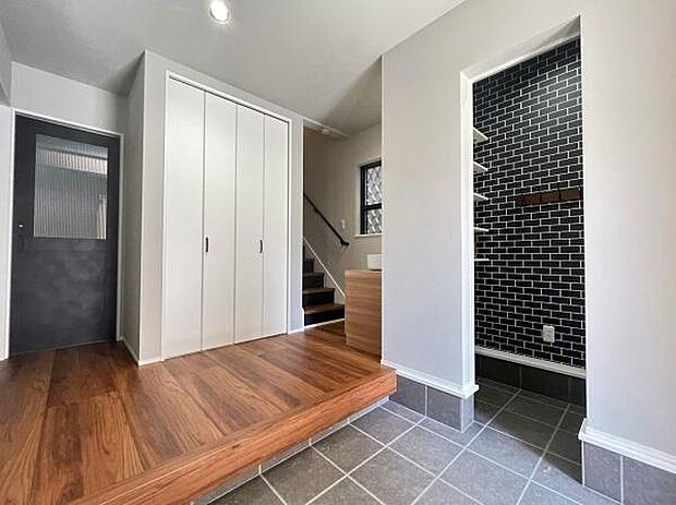 ※当社施工例住まう人も来客も入った時にワクワクさせてくれるオシャレな玄関♪シュークロークもあるので、靴がたくさんあっても安心！気持ちの良い朝は、毎日ここからスタートしていきます♪