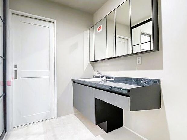 ※当社施工例ゆとりの洗面スペースで朝の身支度も快適スムーズに。髪のセットやお化粧もストレスなくこなせ、朝から気分良く通勤通学に向かえます！