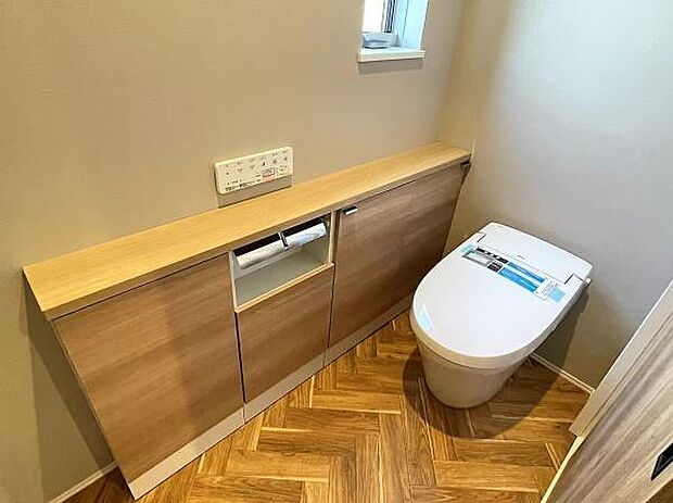 ※当社施工例清潔感のある広々トイレです♪節水型でエコなトイレには、今では当たり前のウォシュレット付き。便座を温める機能付き！