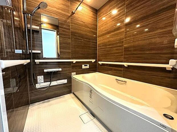 ※当社施工例一日の疲れを癒してくれる場所なので、快適に過ごして頂く為にゆったりサイズのバスタブを用意しました。是非半身浴をお楽しみ下さい。