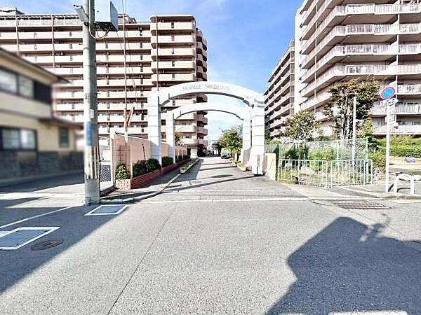 中央小学校約750ｍ！松原第三中学校約900ｍ！