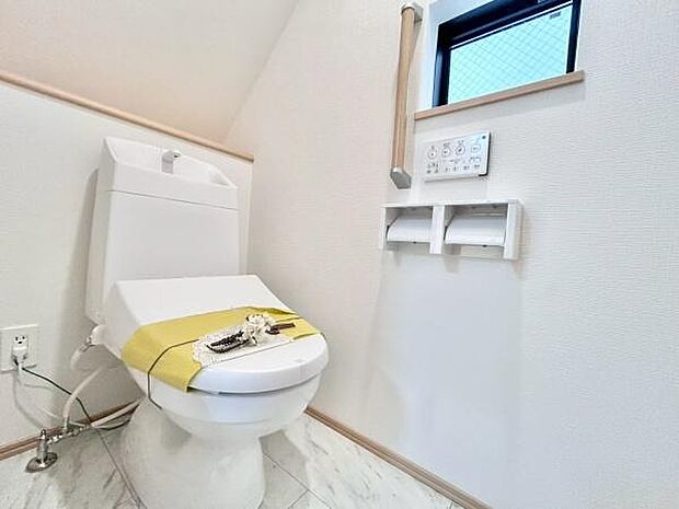 2階にもトイレがあります。1階にわざわざ降りなくて済むので重宝しますよ♪
