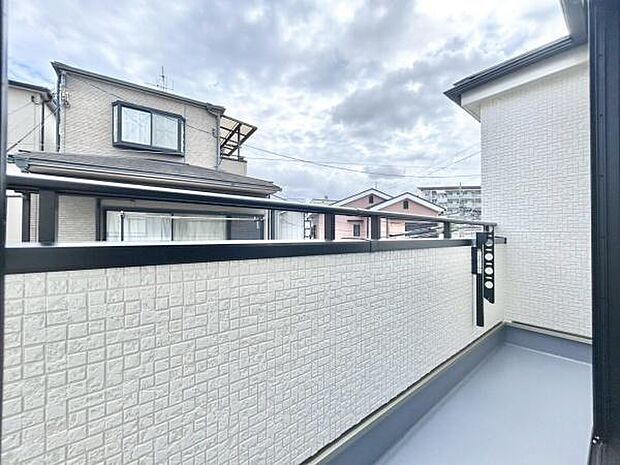 屋根がなく頭上に空が広がるバルコニーは、とても解放感があります。家にいながら、屋外へ出たかのような雰囲気を味わうことができます！