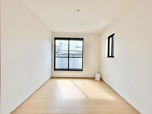 木目のフローリングが暖かみのある室内に。