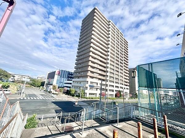 周辺には、コンビニやスーパーなどの生活に便利な施設が揃っております♪