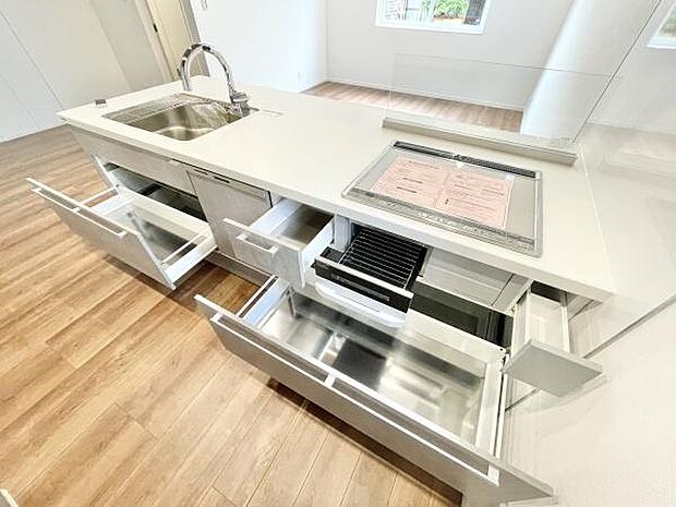 普段はあまり使わない調理器具をしまうなど、その使い勝手は多様。機能性と見た目にも優れた有能な収納です!