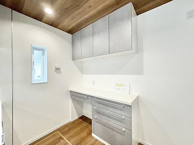 食品や食器などを収納する棚があります!