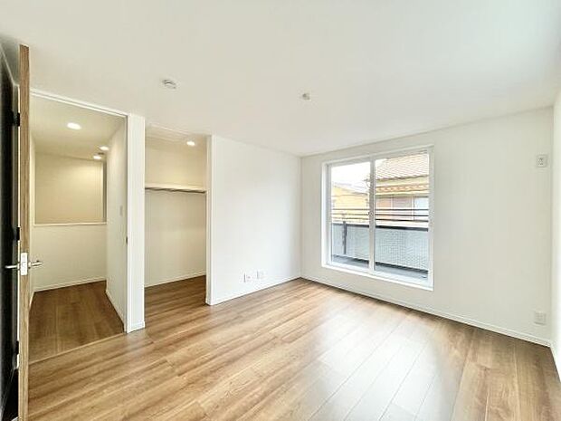 大きな窓からたっぷりの日差しが降り注ぐ明るい室内です。気持ちの良い朝日を受けて、目覚めの良い健康的な朝を迎えられそうです。