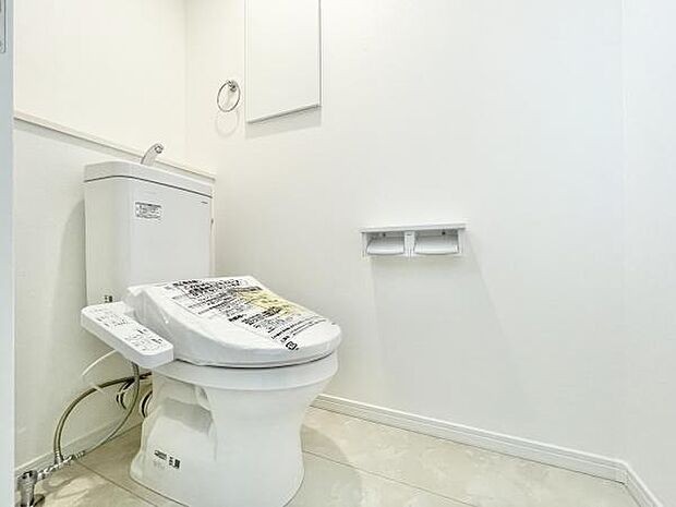 2階にもトイレがあります。1階にわざわざ降りなくて済むので重宝しますよ♪