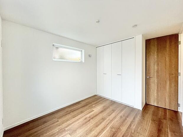 木目のフローリングが暖かみのある室内に。