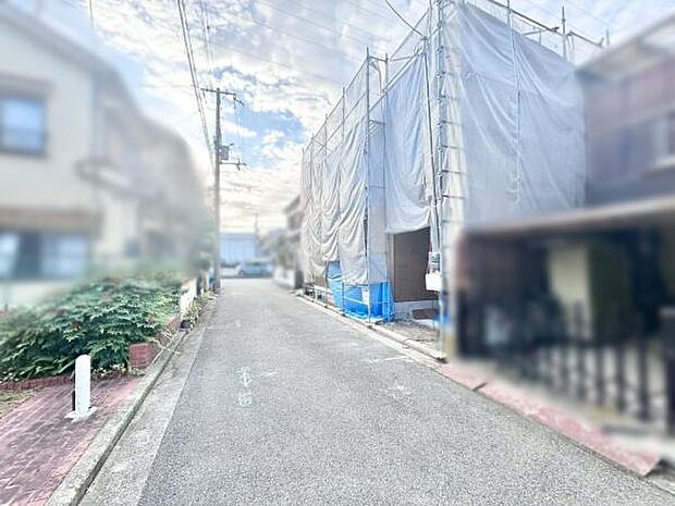 低層の一戸建てを中心とした街並みが整然と続き、周辺は高い建物が建っていないので、採光や開放性に恵まれる環境です。