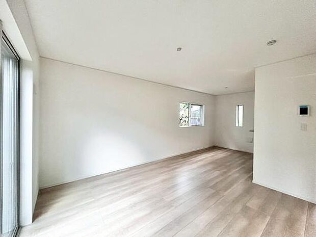 家族の笑い声が聞こえてきそうな大空間♪大きめのLDKはそれだけで心が和みます。家族揃ってリビングで過ごすお休みの日が、楽しみになる場所となることでしょう。