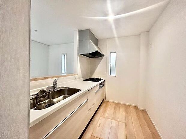 ご家族みんなで調理ができる位のスペースを実現したキッチン空間となっております。みんなで作った料理を召し上がりながらの会話は至福のひとときになるはずです♪