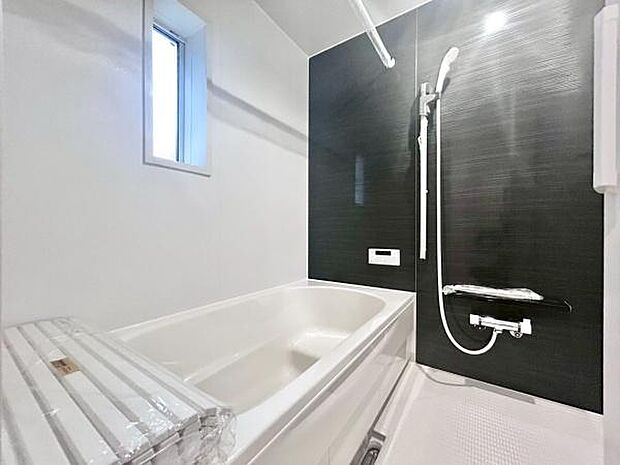 アクセントパネルで落ち着きのある雰囲気を演出♪毎日の疲れを癒やすバスタイムを。空気が籠らない様に小窓も設置しております。