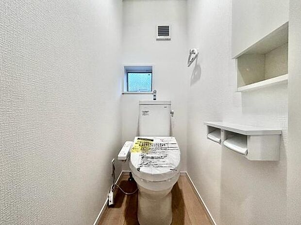 清潔感のある広々トイレです♪タオルフォルダーも付いておりそのまま手洗いもできます。