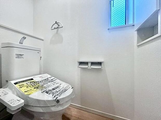 節水型でエコなトイレには、今では当たり前のウォシュレット付き。便座を温める機能付き!1階2階どちらにもトイレがあるって本当に便利ですね。