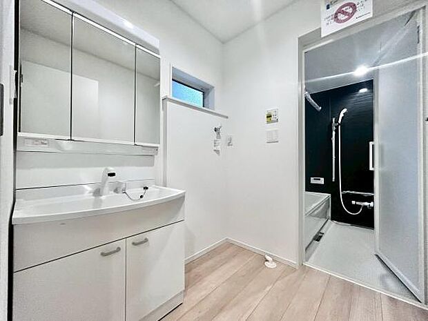 使い勝手の良い洗面所です!髪のセットやお化粧もストレスなくこなせ、朝から気分良く通勤通学に向かえそうですね!