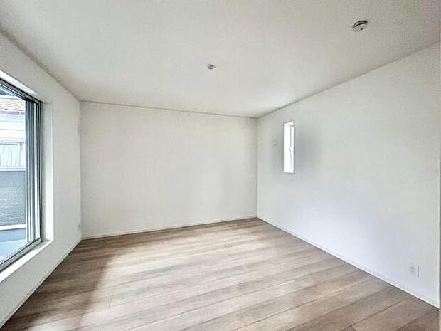 大きな窓からたっぷりの日差しが降り注ぐ明るい室内です。気持ちの良い朝日を受けて、目覚めの良い健康的な朝を迎えられそうです。