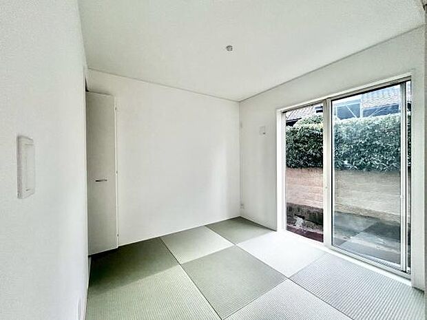 DKと隣接した4.5畳の和室。お子様の遊び部屋・お昼寝スペースとして使うのもオススメです♪