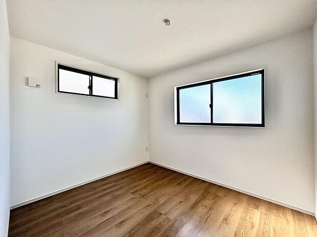 光が沢山取り込める大きな窓。2面採光なので、日差しを長時間受ける事が出来る暖かいお部屋です。