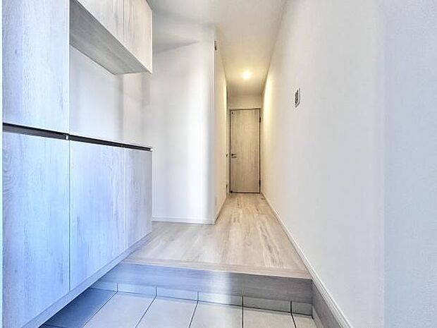 玄関も明るいです。大きな下駄箱もあり収納力・清潔感がGOODです。