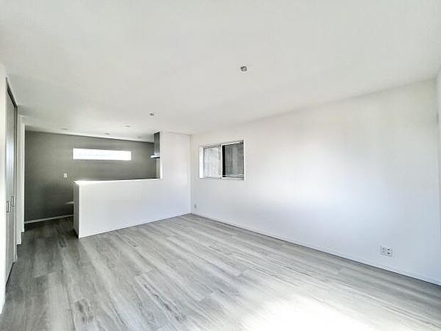 キッチンからはリビングが一望でき、小さい子供さんも目が行き届きますね！