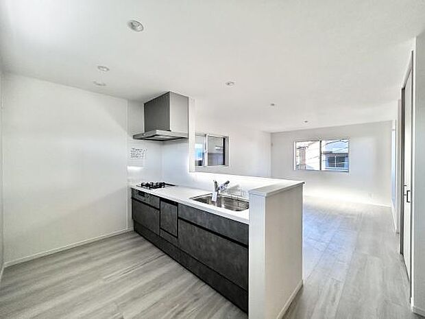 ここにはみんなが集い、食事と楽しい会話が始まる。話に夢中になりすぎて、ついつい時を忘れてしまう。そんな束の間の幸せを感じさせてくれる場所。