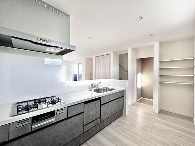 食器洗乾燥機付きで家族の食器もピカピカ。後片付けもラクラクこなせて、日々の生活には欠かせない便利設備。環境にもママの手にも優しいのがうれしいですね。