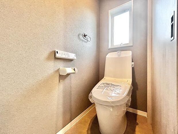 節水型でエコなトイレには、今では当たり前のウォシュレット付き。便座を温める機能付き！