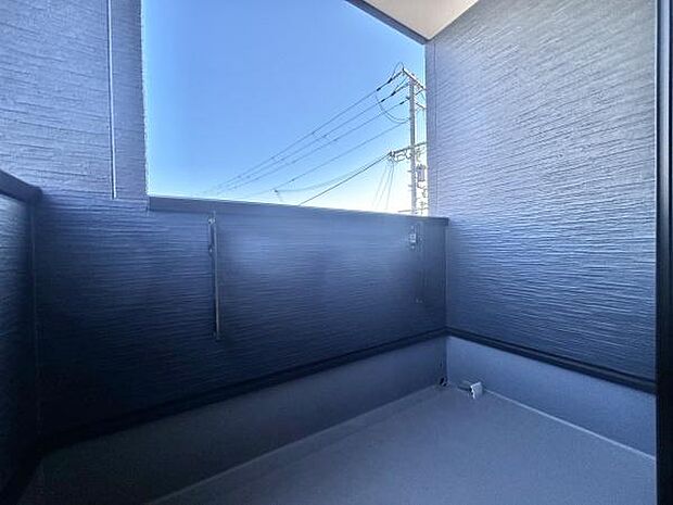 太陽の光と爽やかな風を受けたお洗濯物はあっという間に乾き、取りこむ時には太陽の匂いを感じられそうですね♪