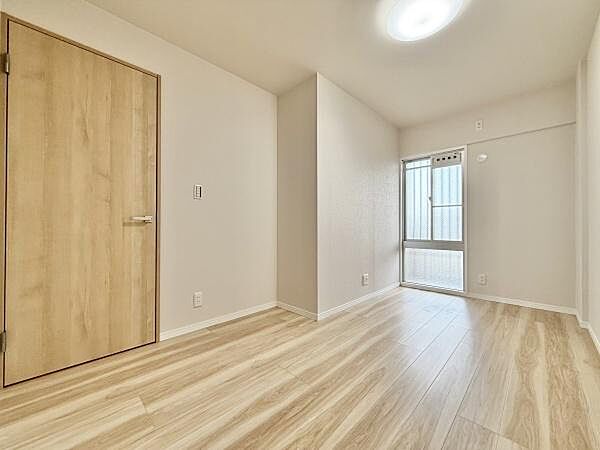 充分な広さと収納機能を備えた部屋はお子様の自発性と成長を促します。お子様の成長を支える、勉強や好きなことに没頭する学びの空間にどうぞ。