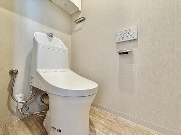 清潔感のあるトイレです！タオルフォルダーも付いておりそのまま手洗いもできます。