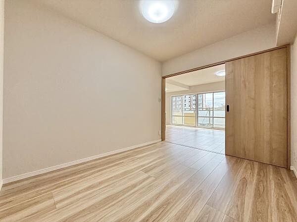 LDKと隣接した洋室！扉を開けると開放感あふれる空間に！