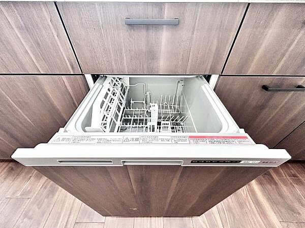 食器洗乾燥機付きで家族の食器もピカピカ。後片付けもラクラクこなせて、日々の生活には欠かせない便利設備。環境にもママの手にも優しいのがうれしいですね。