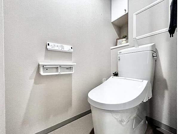 節水型でエコなトイレには、今では当たり前のウォシュレット付き。便座を温める機能もついていて、居心地良くてトイレから出られなくなるかも！