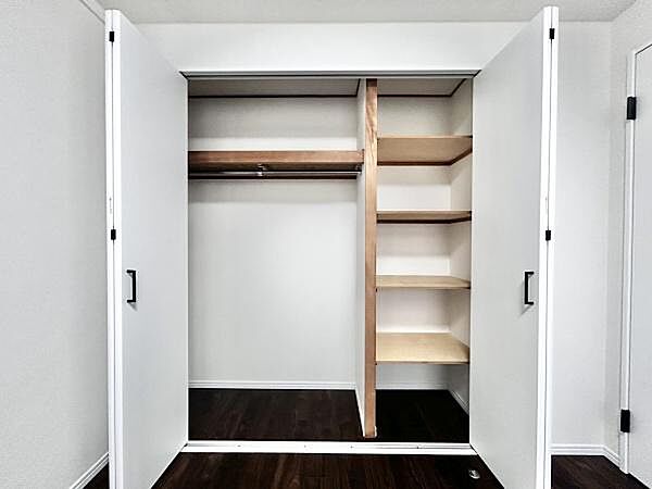 お洋服や、出番の少ない季節物の家電などをスッキリ収納できますのでゆったりとした住空間で毎日快適にお休みいただけます！
