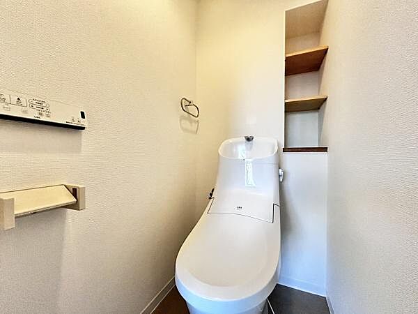 保温・洗浄便座はもちろん、収納棚もございます。