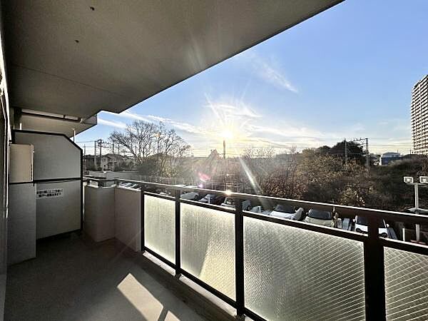 物干しセットを追加すれば、一度にたくさんのお洗濯物が干せるのが魅力！テーブルセットを広げ、夕涼みを楽しみながら一杯呑むのも楽しいかも…