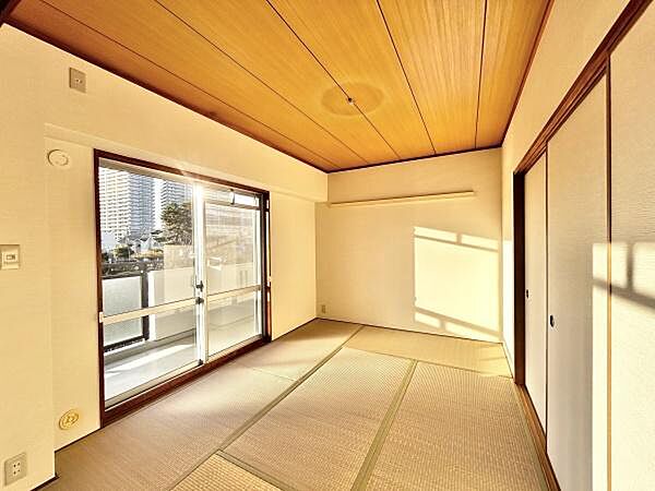 DKと隣接した6畳の和室。お子様の遊び部屋・お昼寝スペースとして使うのもオススメです♪